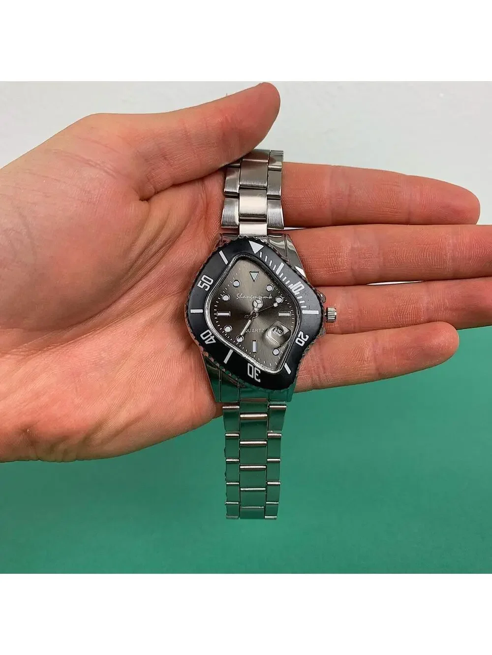 Classy essential minimalist stainless steel futuristic black watch